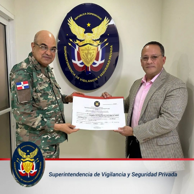 El Director Ejecutivo de la SVSP. hizo entrega de la renovación del pergamino de renovación, en modalidad con armas a la empresas de seguridad INCORP, SRL.