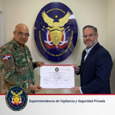 El Director Ejecutivo de la SVSP hizo entrega de la renovación del pergamino de operación en modalidad con armas, a la empresa CVS SECURITY, SRL.