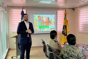 El personal de la Superintendencia de Vigilancia y Seguridad Privada recibe charla del Seguro Nacional de Salud