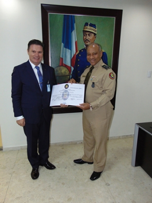 Director Ejecutivo de esta SVSP. hace entrega de Certificados de Licencia de Operación