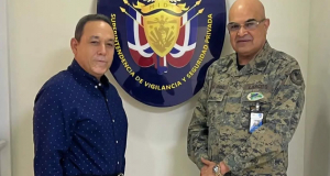 El Director Ejecutivo de la SVSP, recibió la visita de cortesía del Mayor General ®️ Bencosme Candelier, P.N. y el señor Miguel A. Sánchez Martínez de la compañía de Seguridad e Investigaciones Especiales (VIP).