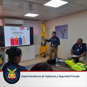 Miembros de la Superintendencia de Vigilancia y Seguridad Privada (SVSP) reciben inducción básica ante situaciones de emergencia.