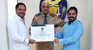 El Director Ejecutivo de la SVSP, hizo entrega de los pergaminos que enmarcan las Licencias de Operaciones a varias empresas de seguridad privada.