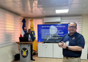 Miembros de la Superintendencia de Vigilancia y Seguridad Privada (SVSP) participaron en una charla sobre imagen institucional