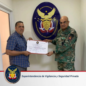 hizo entrega del pergamino de renovación, en modalidad con armas, a la empresa Servicios de Protección e Investigación Del Cibao, SRL. (SEPROICI