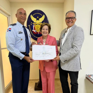 Entrega de pergamino de renovación a la empresa, Alfamar Security Services, SRL.