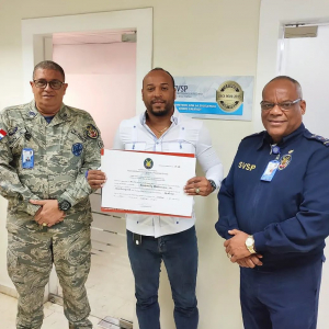 Entrega pergamino de renovación a la empresa, CONSECURITY MULTISERVICE, en la modalidad CON ARMAS