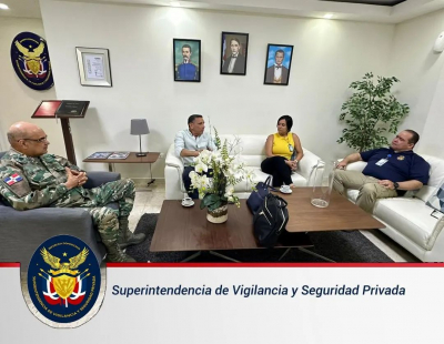 El Director Ejecutivo de la SVSP. , recibió la visita de cortesía del coronel piloto Osvaldo Ant. Pérez Feliz, FARD, y la Señora Jennifer V. Peláez Durán, ambos directivos de la empresa de seguridad SQUAD SECURITY SOLUTIONS, SRL.